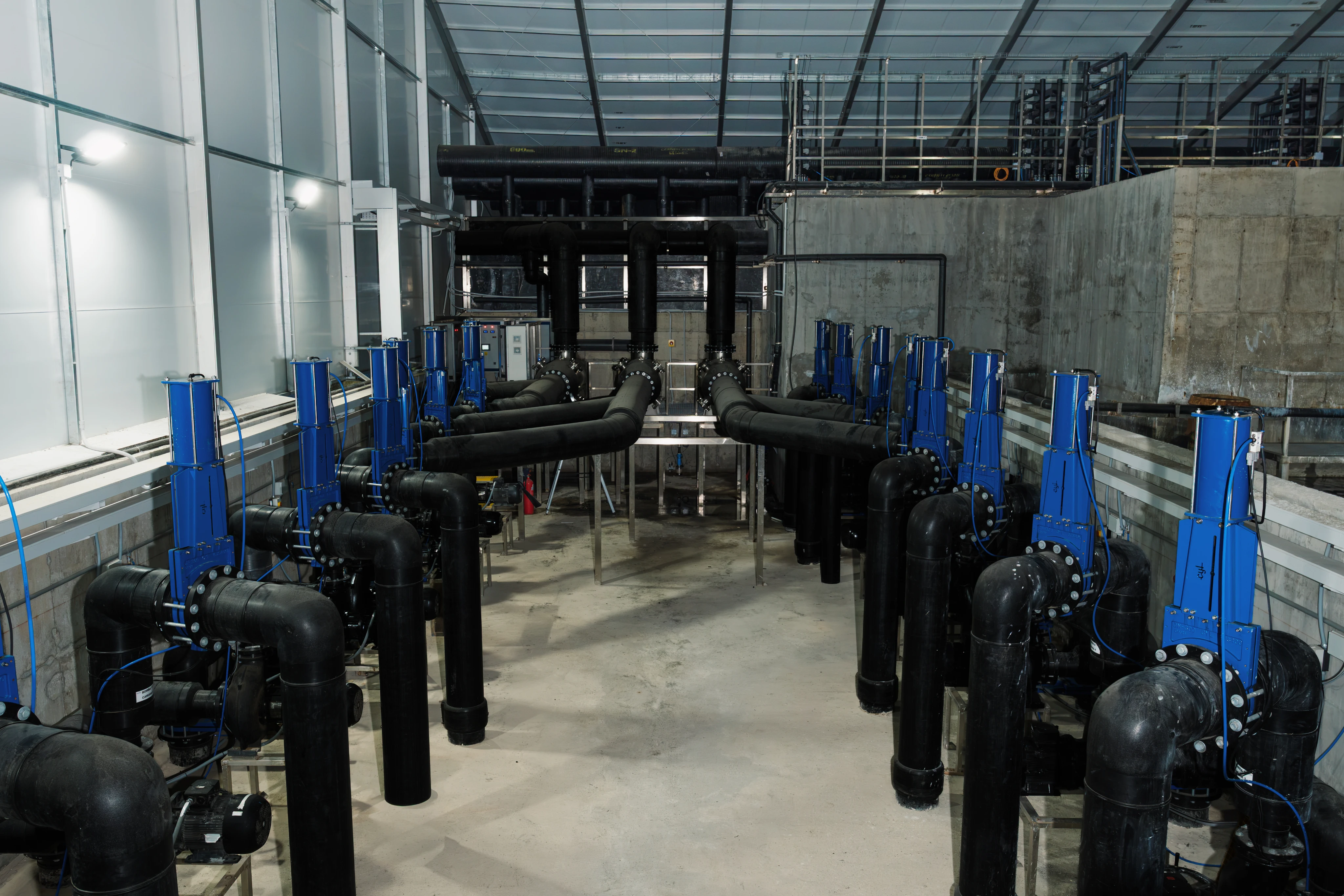 Sala de tuberías y válvulas de un sistema RAS