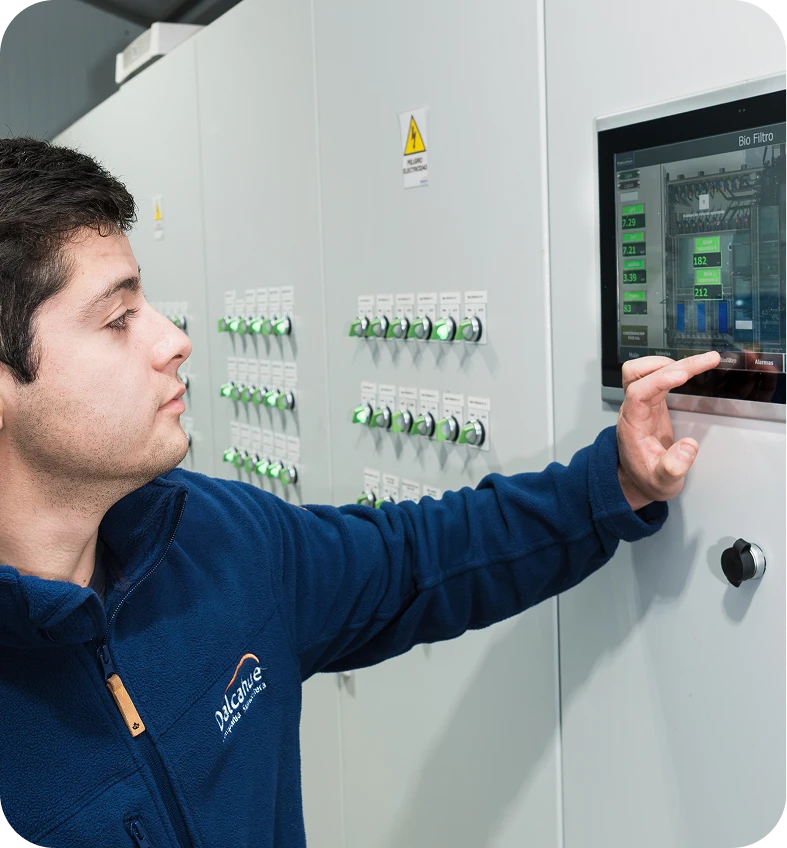 Operador ajusta el biofiltro en una pantalla táctil de control