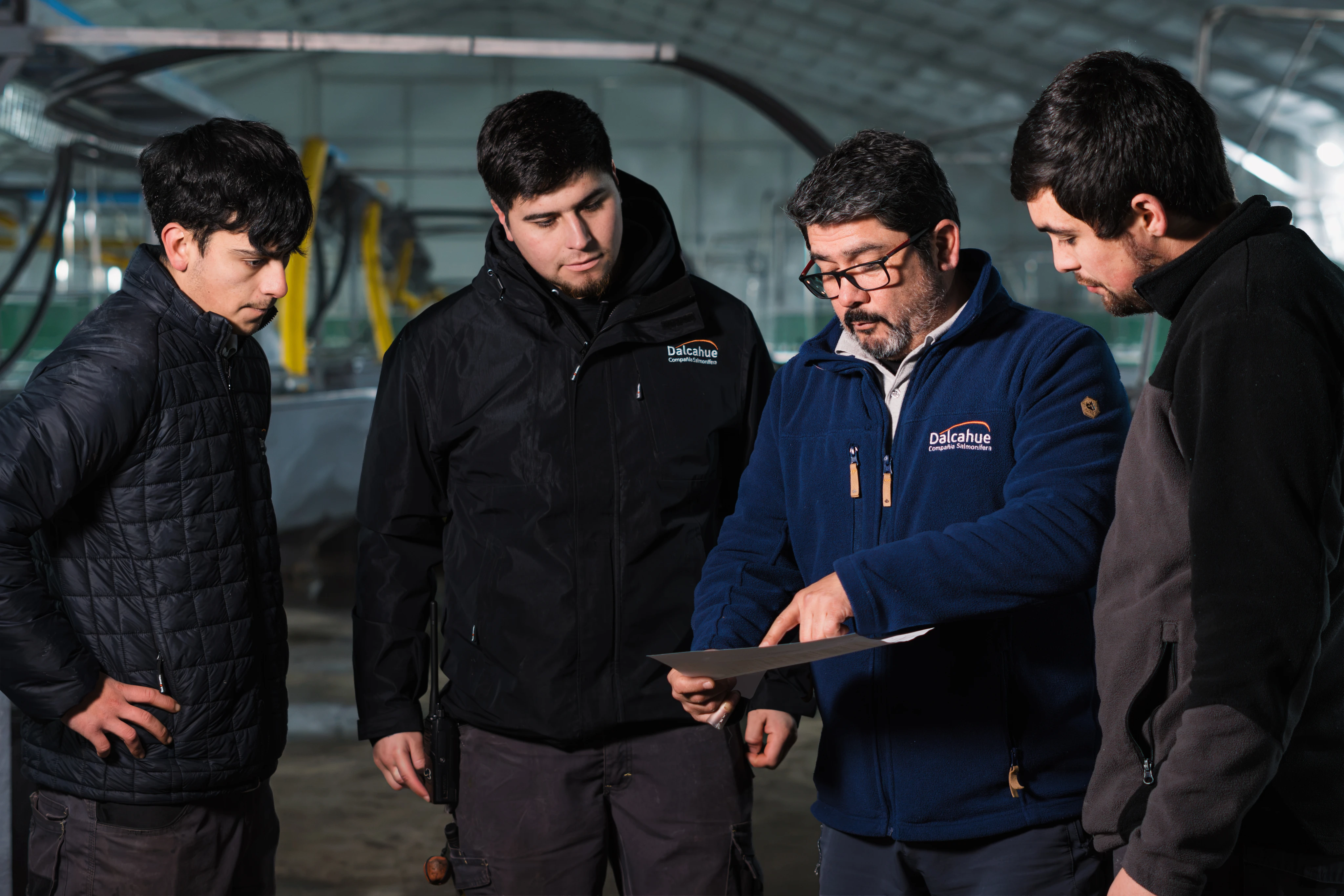 Equipo de Salmonífera Dalcahue revisando documentación en terreno